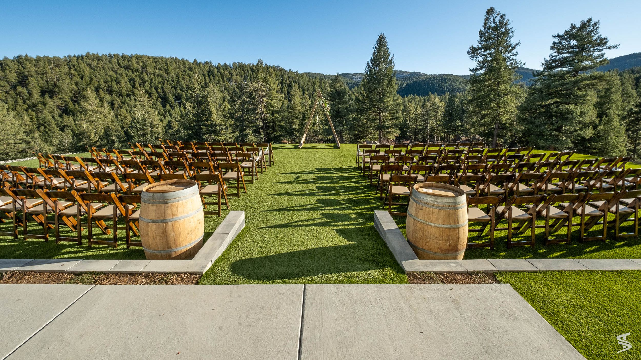 People weddings laying in grass