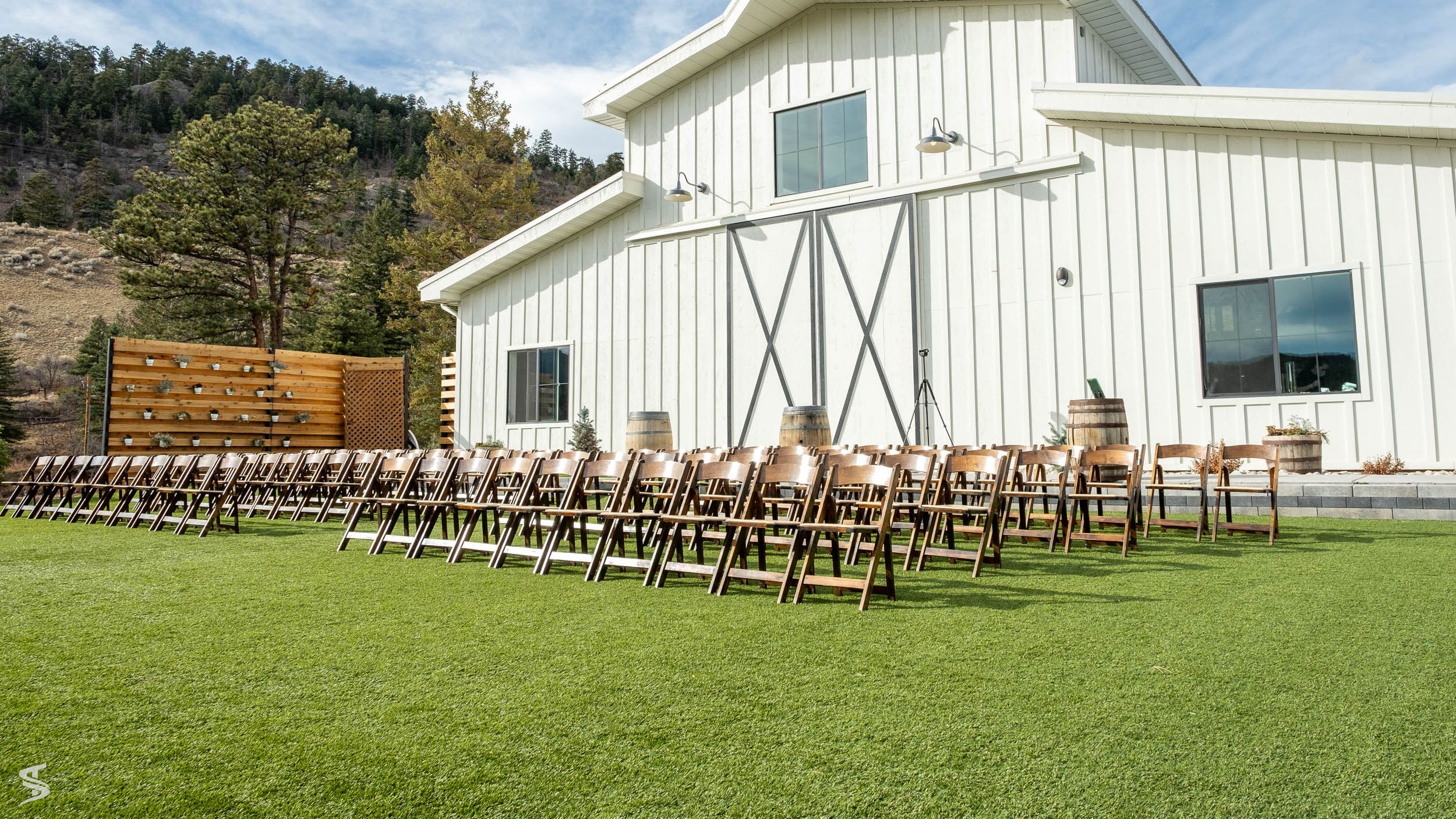 People weddings laying in grass